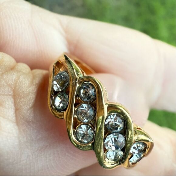 WOMEN’S GOLD TONE STATEMENT RING– CRYSTAL ACCENTS – SIZE 7 – NEIMAN MARCUS STYLE - Picture 3 of 17